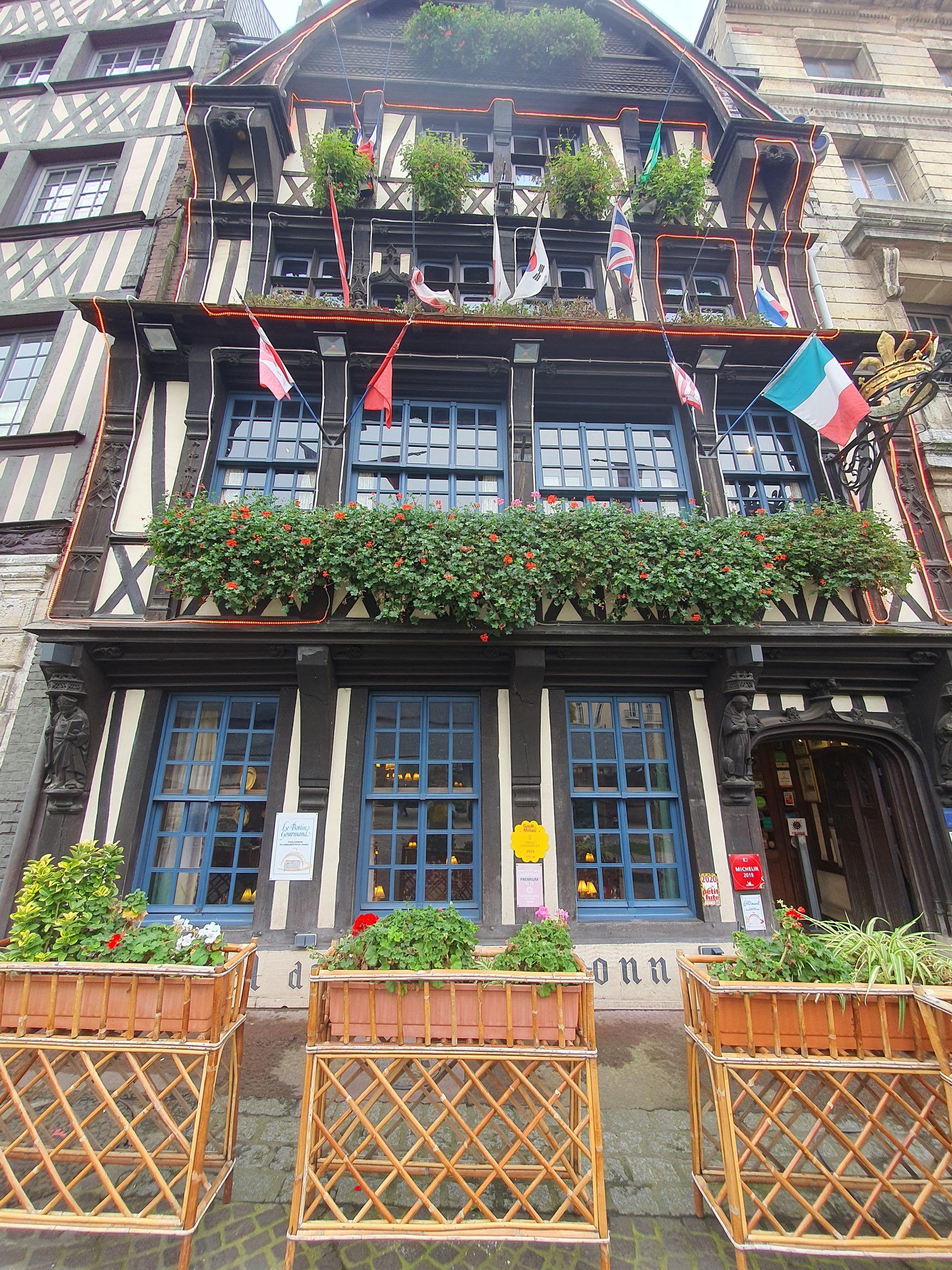 La Couronne, fondée en 1345, est la plus vieille auberge de France La Couronne, fondée en 1345, est la plus vieille auberge de France